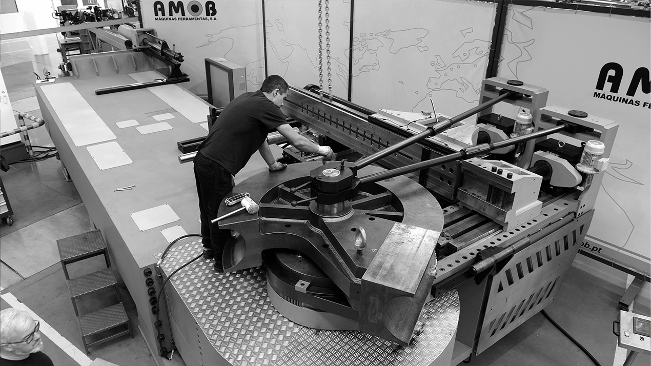 Máquina de curvar CNC – Produção